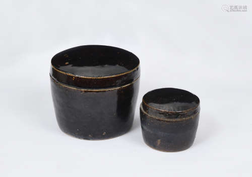 CHINE, XXe siècle  Deux pots couverts à glaçure brune