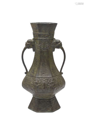 CHINE, Epoque Ming  Vase en bronze à base octogonale