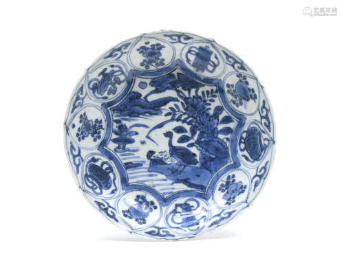 CHINE, XVIIe siècle  Coupe en porcelaine blanc bleu