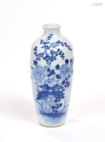 CHINE, XXe siècle  Vase en porcelaine bleu et blanc