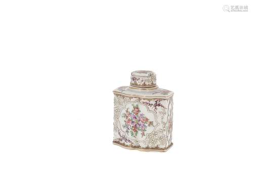 FRANCE, XIXe siècle  Flacon en céramique blanche