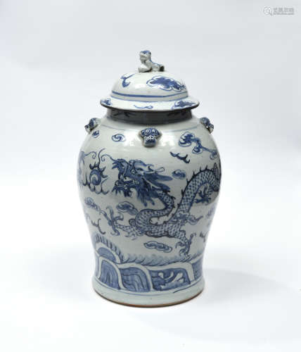 CHINE, XXe siècle  Potiche couverte en porcelaine bleu blanc,