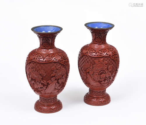 CHINE, XXe siècle  Paire de vases en laque cinnabre