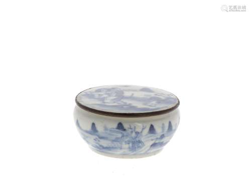 CHINE, XXe siècle  Petite boîte couverte circulaire en porcelaine bleu blanc