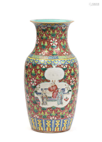 CHINE, XIXe siècle  Grand vase à fond rubi