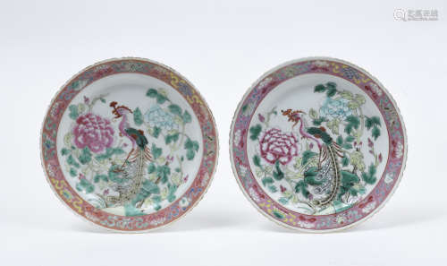 CHINE, fin XIXe siècle  Ensemble de deux assiettes en porcelaine de famille rose