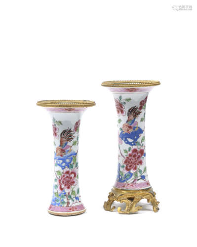 CHINE, XVIIIe siècle  Paire de vases en porcelaine de forme cornet