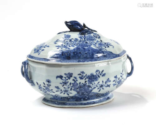 CHINE, XVIIIe siècle  Soupière en porcelaine