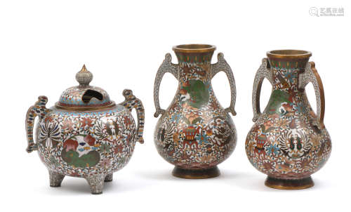 JAPON, XIXe siècle  Ensemble comprenant deux vases en émaux cloisonnés