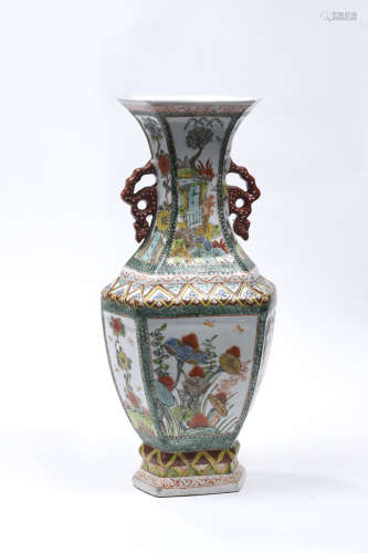 CHINE, XXe siècle  Vase à deux anses en porcelaine