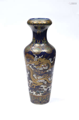 JAPON, XXe siècle  Vase en porcelaine polychrome