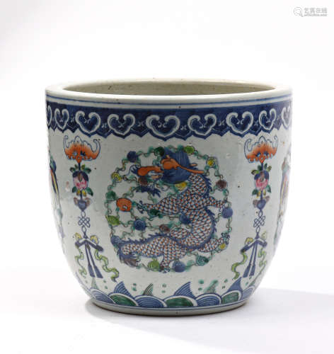 CHINE, fin XIXe siècle  Vasque à poissons en porcelaine et émaux doucaï