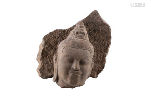 CAMBODGE, XXe siècle dans le style KHMER  Tête de bouddha en pierre sculptée