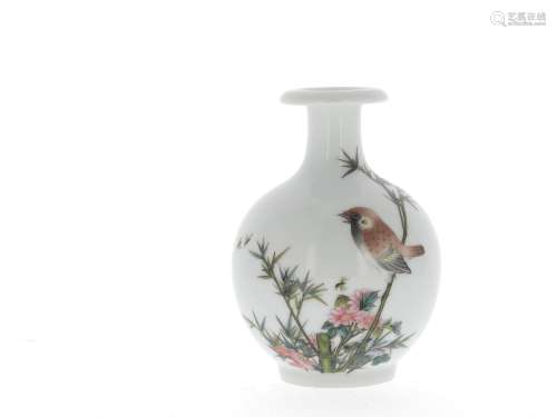 CHINE,  moderne  Petit vase en porcelaine