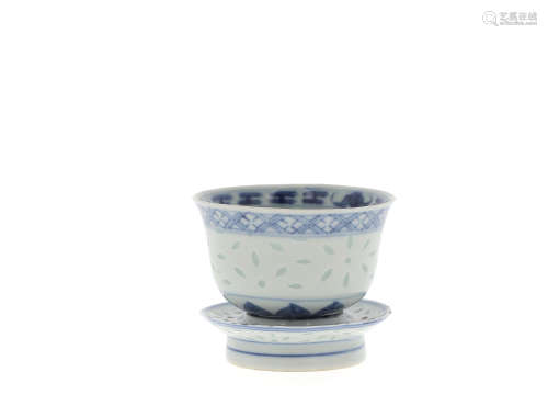 CHINE pour le VIETNAM, XXe siècle  Coupe à thé en porcelaine dans le style des 
