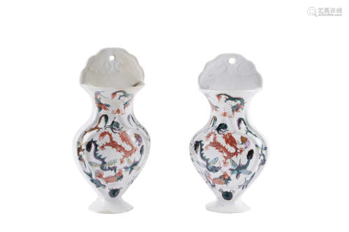 CHINE, XIXe siècle  Paire de pots de fleurs muraux en céramique