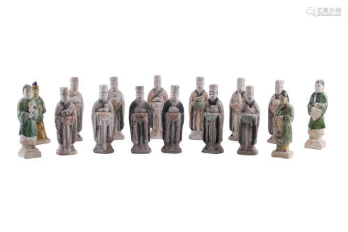 CHINE, période Ming  Ensemble de douze personnages en terre cuite polychrome