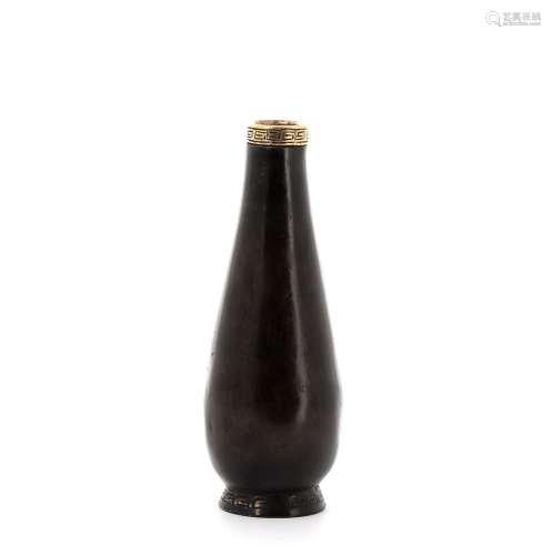 CHINE, dans le style du XVIIe siècle  Petit vase en bronze