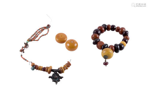 CHINE, XXe siècle  Deux colliers de perles en ambre