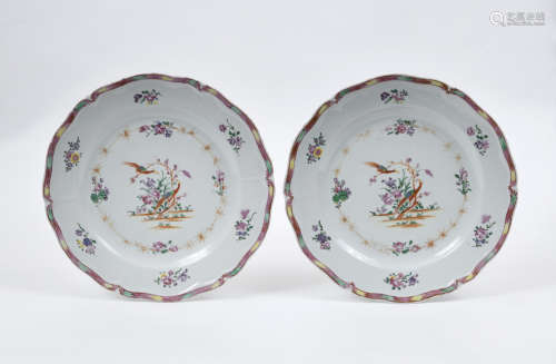 CHINE, XXe siècle  Paire d'assiettes en porcelaine dans le style de la Compagnie des Indes