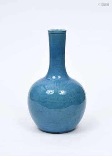 CHINE, XXe siècle  Vase en porcelaine