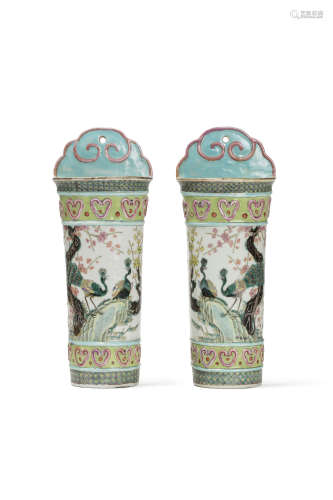 CHINE, XIXe siècle  Paire de vases muraux en porcelaine
