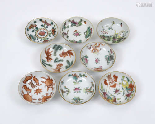 CHINE, XXe siècle  Ensemble de huit petites coupes en porcelaine