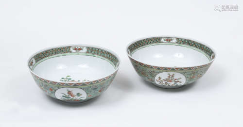 CHINE, XIXe siècle  Ensemble de deux bols en porcelaine de famille verte