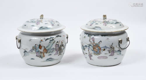 CHINE, XIXe siècle  Paire de pots couverts en porcelaine