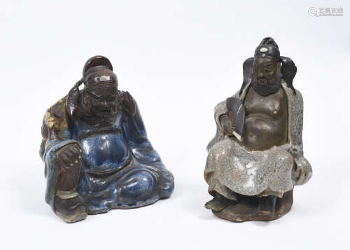 CHINE, XIXe siècle  Paire de personnages en porcelaine craquelée