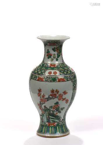 CHINE, vers 1930  Vase balustre en porcelaine et  émaux de style famille verte.