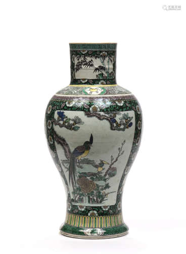 CHINE, fin XIXe siècle  Vase balustre en porcelaine et émaux de la famille verte,