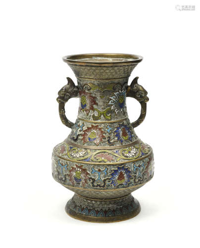CHINE, XXe siècle  Vase en bronze et  émaux cloisonnés