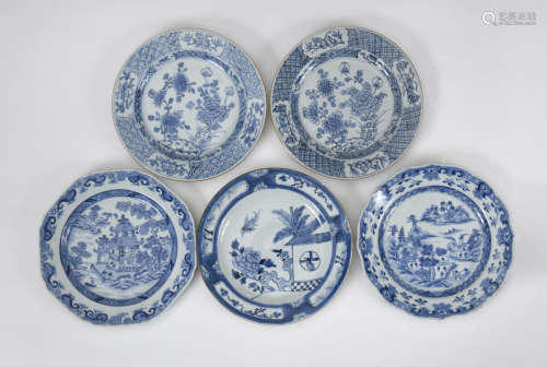 CHINE, XVIIIe siècle  Ensemble en comprenant cinq assiettes en porcelaine