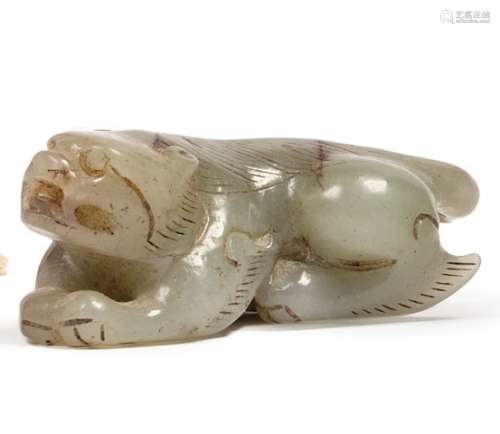 CHINE, fin de l’époque Ming, XVIIe siècle  Petit jade céladon brun représentant un lion couché,