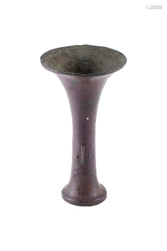 CHINE, dans le style archaïque  Vase en forme « GU »,