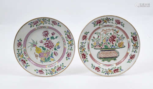 CHINE, XXe siècle  Paire d'assiettes en porcelaine