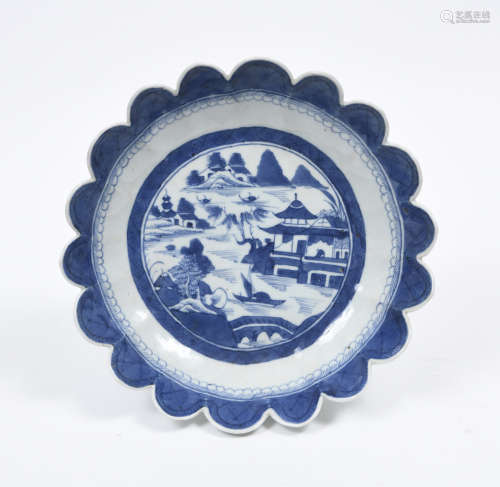 CHINE, XIXe siècle  Coupe floriforme en porcelaine blanc bleu