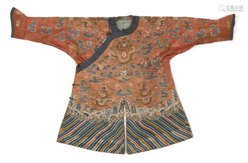 CHINE, XIXe siècle  Robe en soie brodée de fil d’or