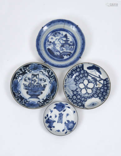 VIETNAM, XIX-XXe siècle  Lot comprenant quatre coupelles en porcelaine
