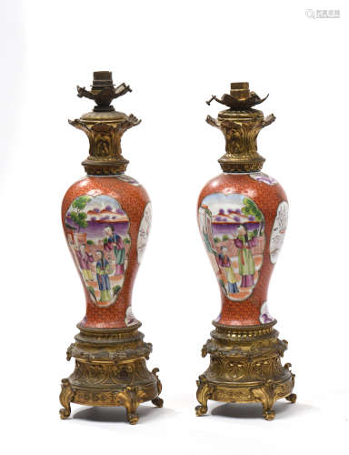 CHINE, début XIXe siècle  Paire de vases de forme balustre en porcelaine