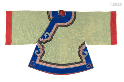 CHINE, XIXe siècle  Robe en soie brodée