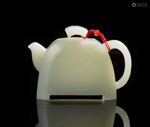 A FINE HETIAN JADE TEAPOT