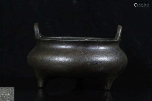 A DOUBLE EARS BRONZE TRIPOD CENSER