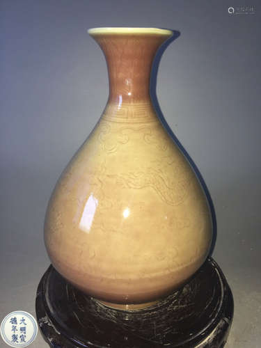 A RED MIX GLAZED DRAGON PATTERN VASE