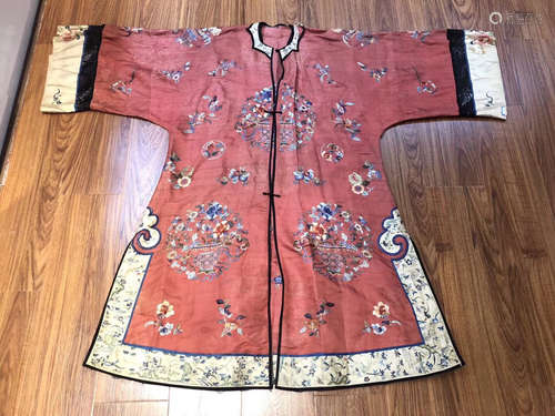 A FLORAL PATTERN EMRBOIDERY FEMALE CLOTH