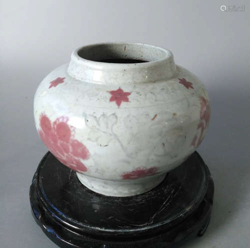 A RED GLAZED FLORAL PATTERN JAR