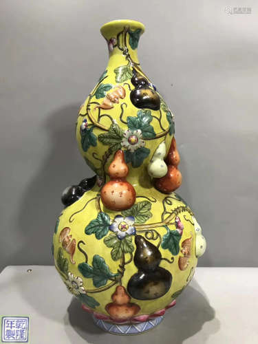 A YELLOW GLAZED GOURD PATTERN GOURD