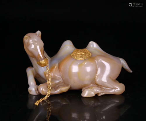 AN OLD AGATE CARVED CAMEL SHAPED PENDANT