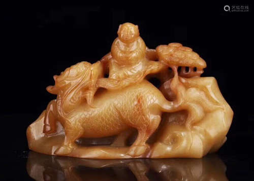 A HETIAN JADE CARVED FIGURE PENDANT